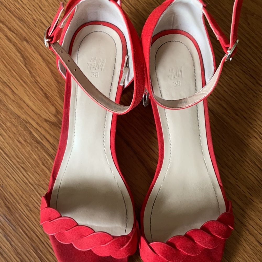 Red Heels - Picture 4 of 4